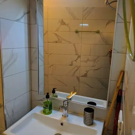 Superb Near To The Center Апартаменты *